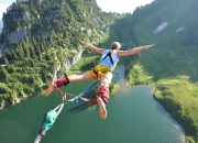 开云官网-引擎轰鸣与历史回响，F1新赛季揭幕战之夜，米切尔里程碑背后的唯一性