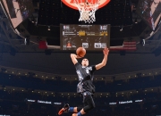 开云棋牌平台-猛龙对阵骑士，浓眉节奏完全掌控，重塑比赛格局