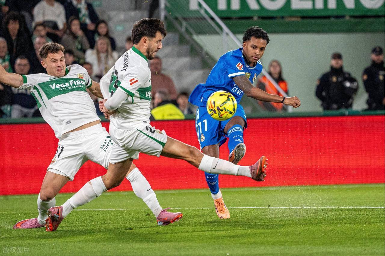 奥林匹亚科斯球员自带街舞团出席比赛的简单介绍