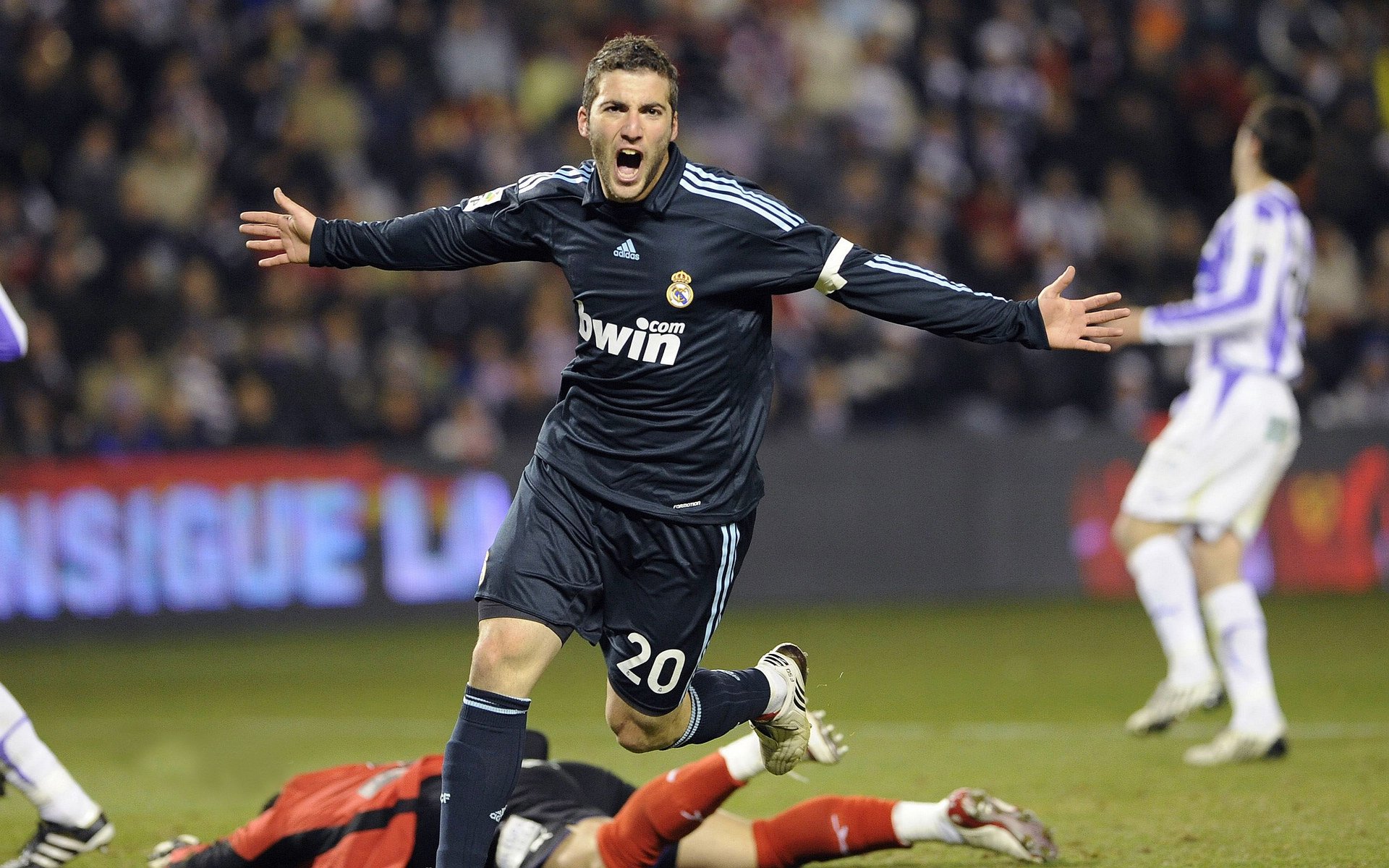 魔笛奏响伦敦夜，莫德里奇大师级表现征服酋长球场，马竞力克阿森纳